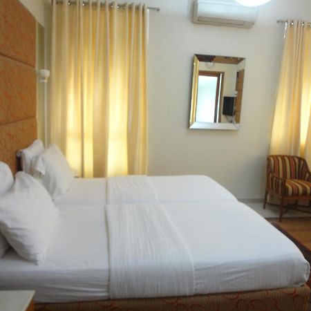 Astoria Hotel Mumbai Exterior photo