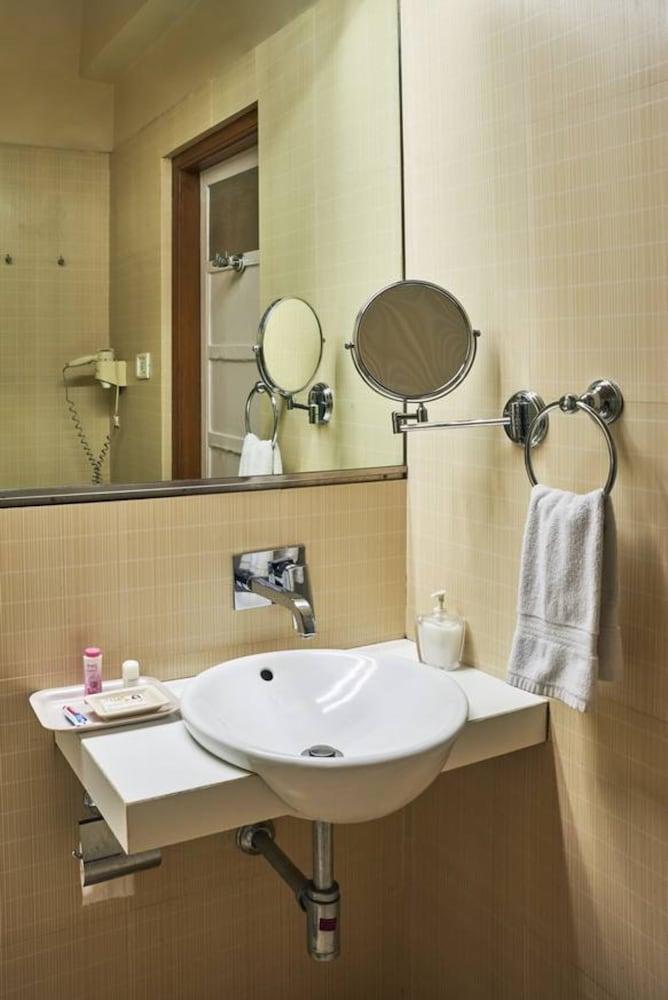 Astoria Hotel Mumbai Exterior photo
