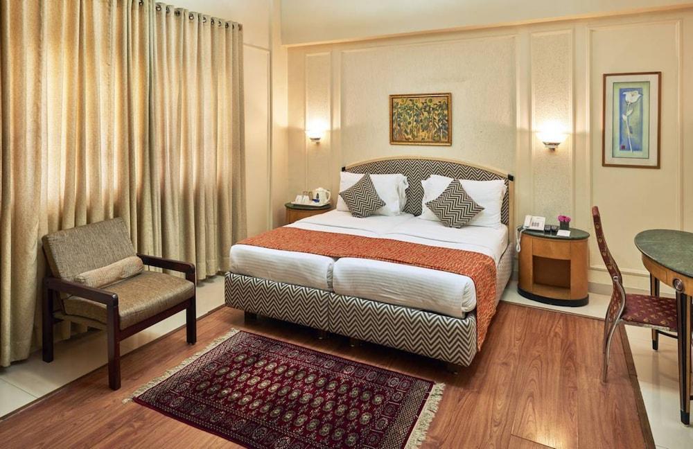 Astoria Hotel Mumbai Exterior photo