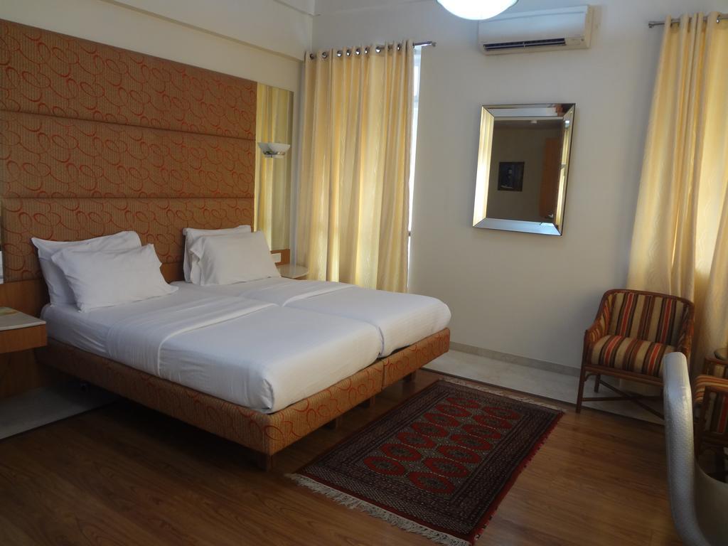 Astoria Hotel Mumbai Exterior photo