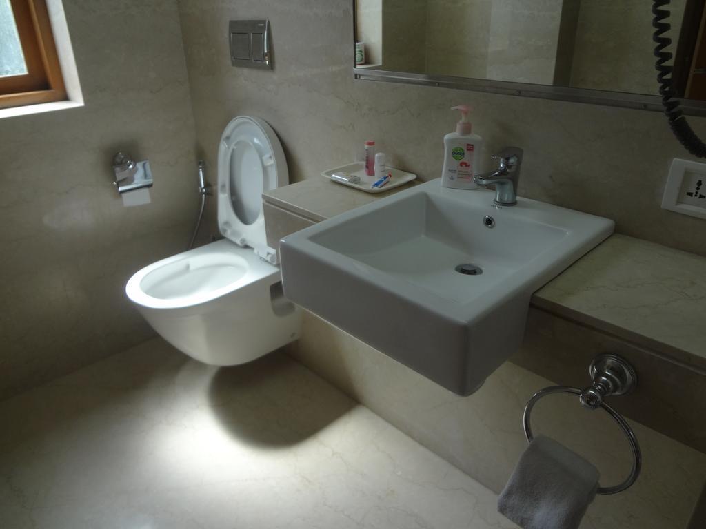 Astoria Hotel Mumbai Exterior photo