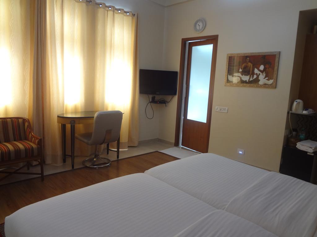Astoria Hotel Mumbai Exterior photo