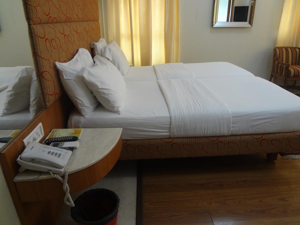 Astoria Hotel Mumbai Exterior photo