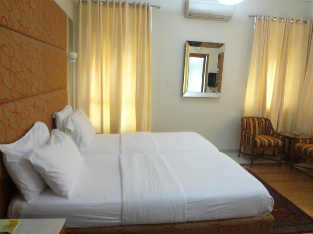 Astoria Hotel Mumbai Exterior photo