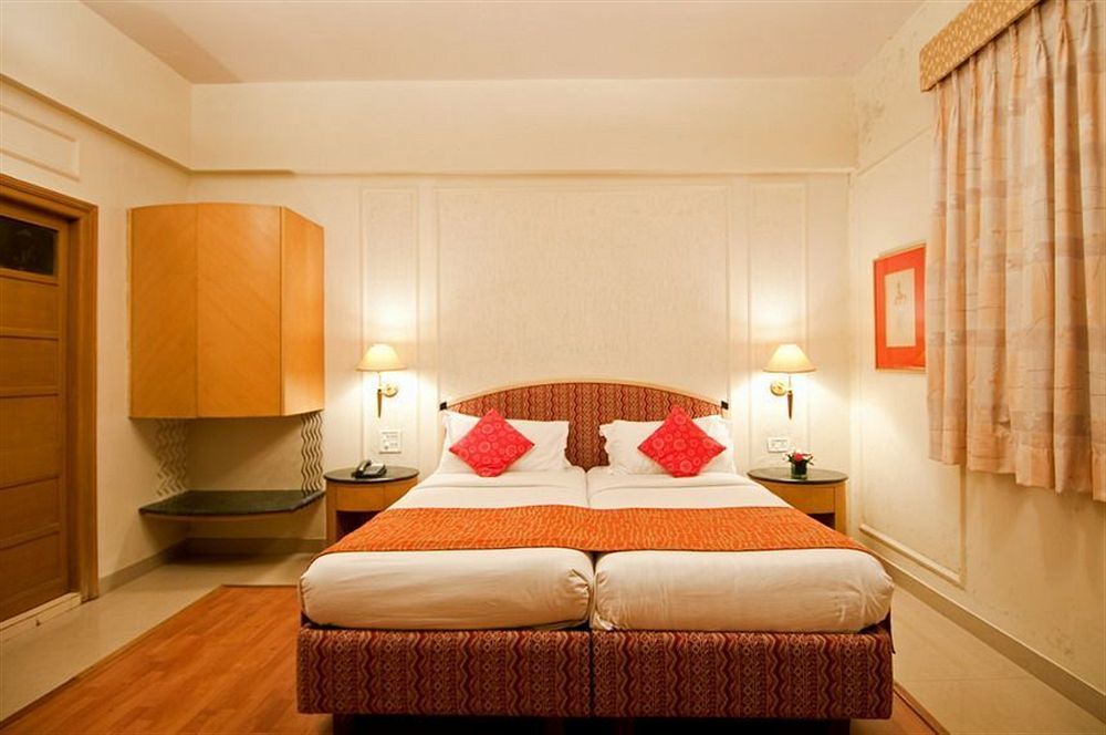 Astoria Hotel Mumbai Exterior photo